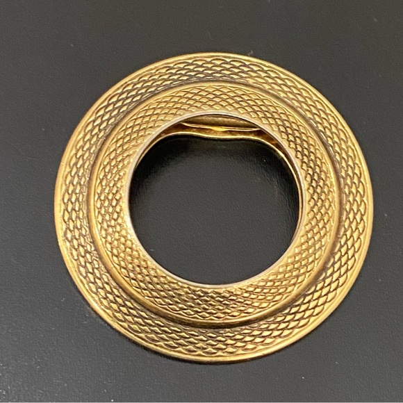 Vintage LIEBA USA Gold-tone Textured Round Wreath Scarf Clip 10g. - Picture 2 of 11